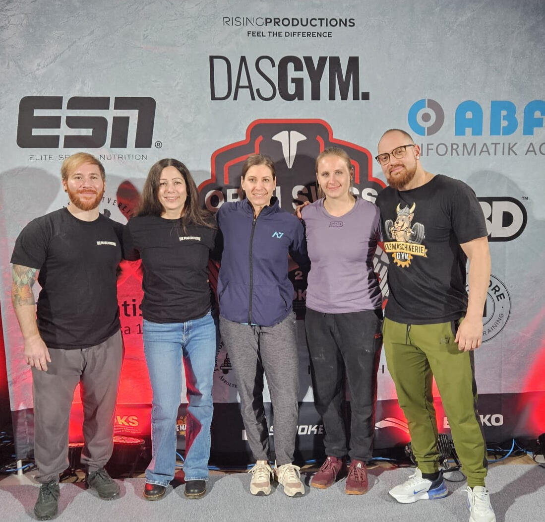 A success photo of julian kohler with all his powerlifting athletes celebrating their performances after swiss national champion Powerlifting coach celebrating with athletes after a successful meet, highlighting team spirit, strength achievements, and results-driven coaching in competitive powerlifting.